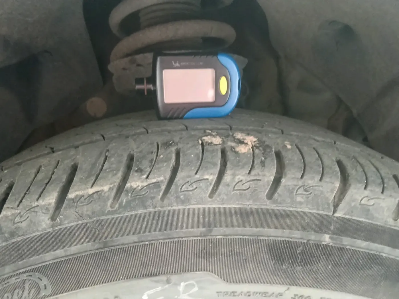 2021 Mahindra XUV300 W8 1.2 PETROL, Petrol, Manual, 1,32,294 km, tyre