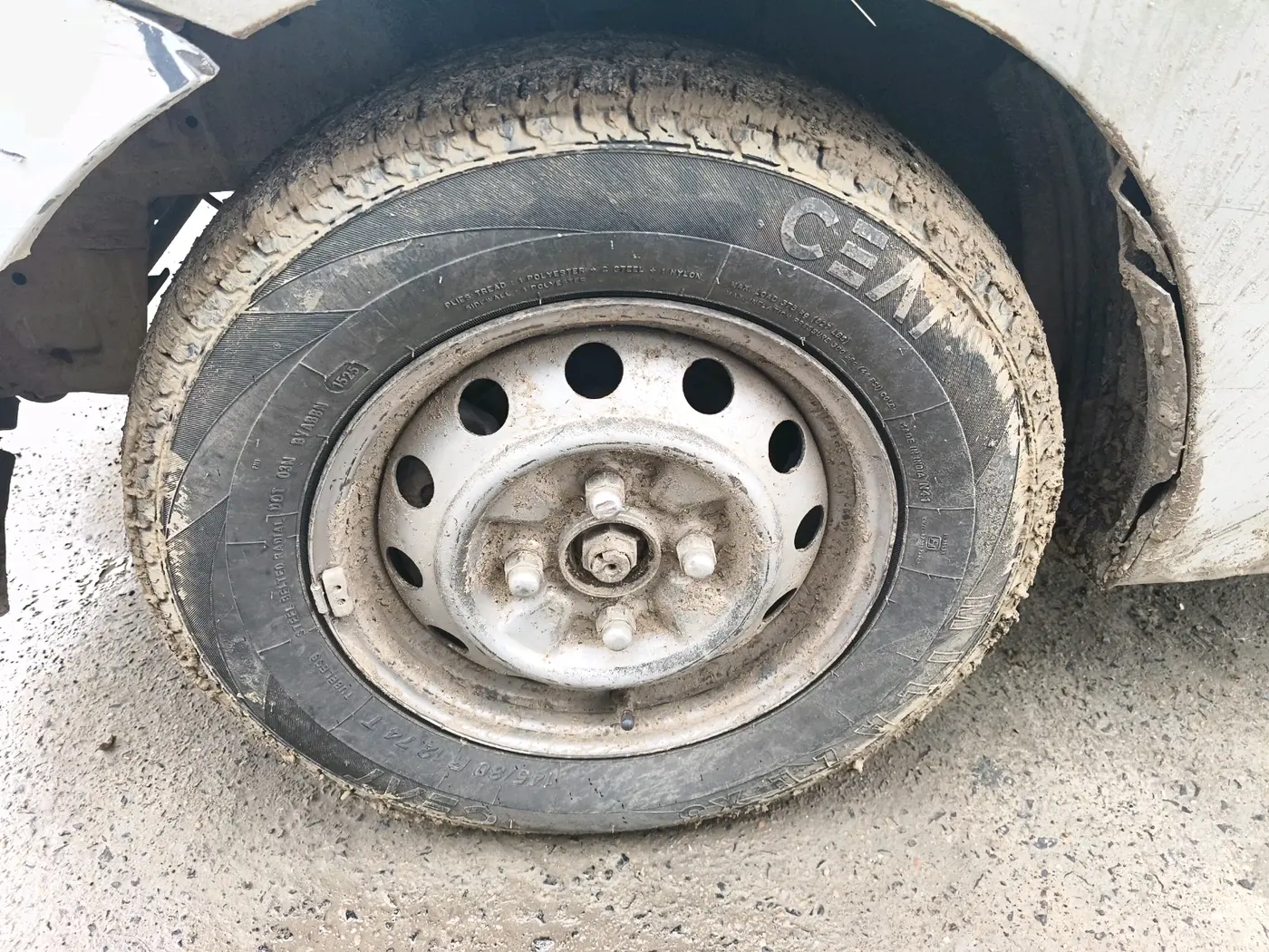 2011 Hyundai Eon ERA, CNG, Manual, 1,89,798 km, tyre