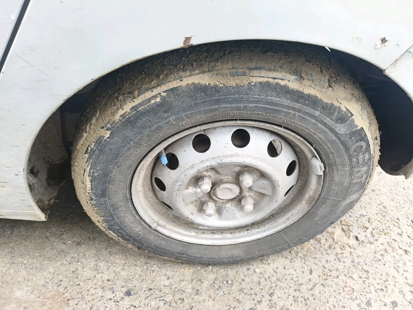 2011 Hyundai Eon ERA, CNG, Manual, 1,89,798 km, tyre
