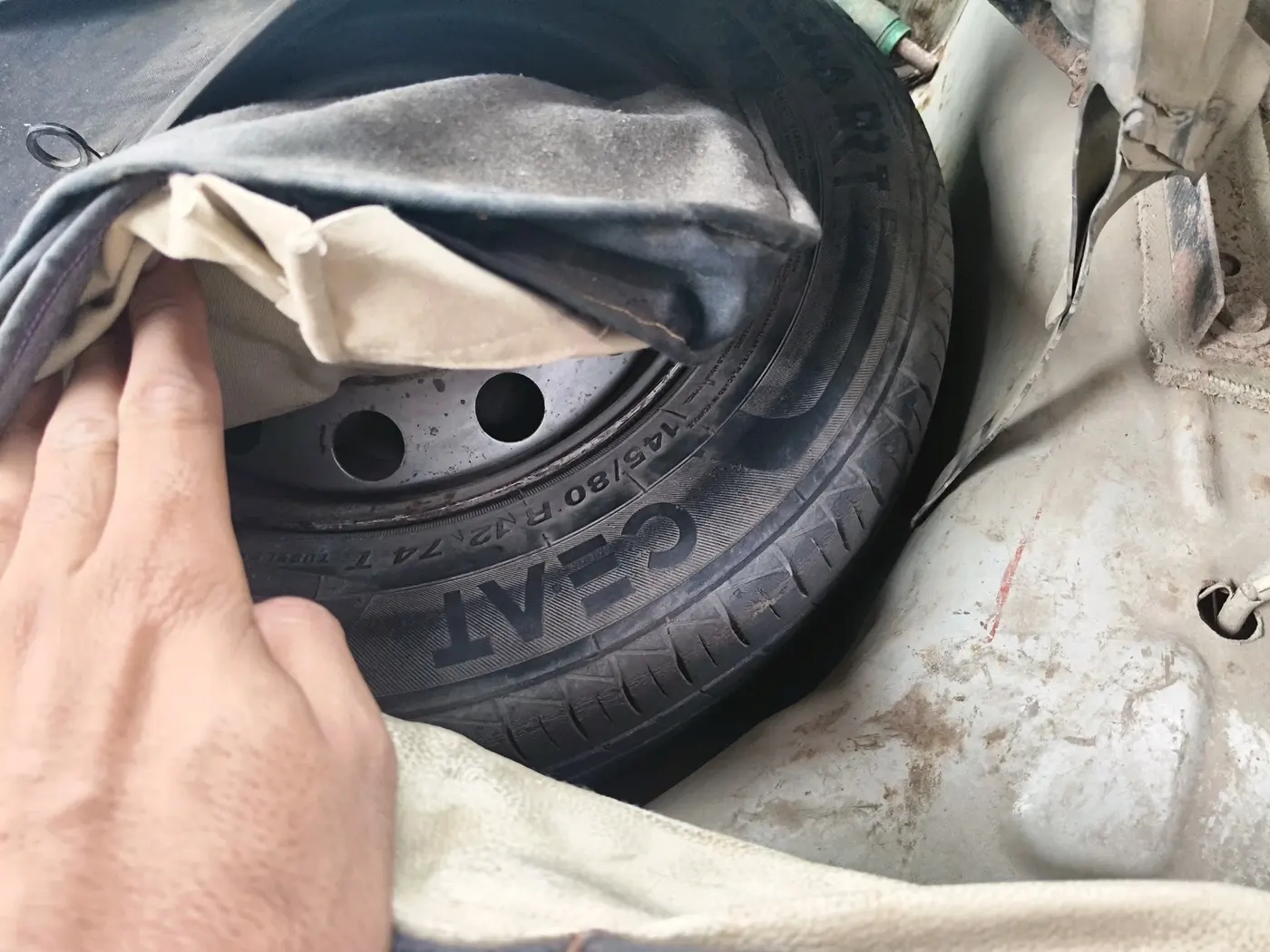 2011 Hyundai Eon ERA, CNG, Manual, 1,89,798 km, tyre