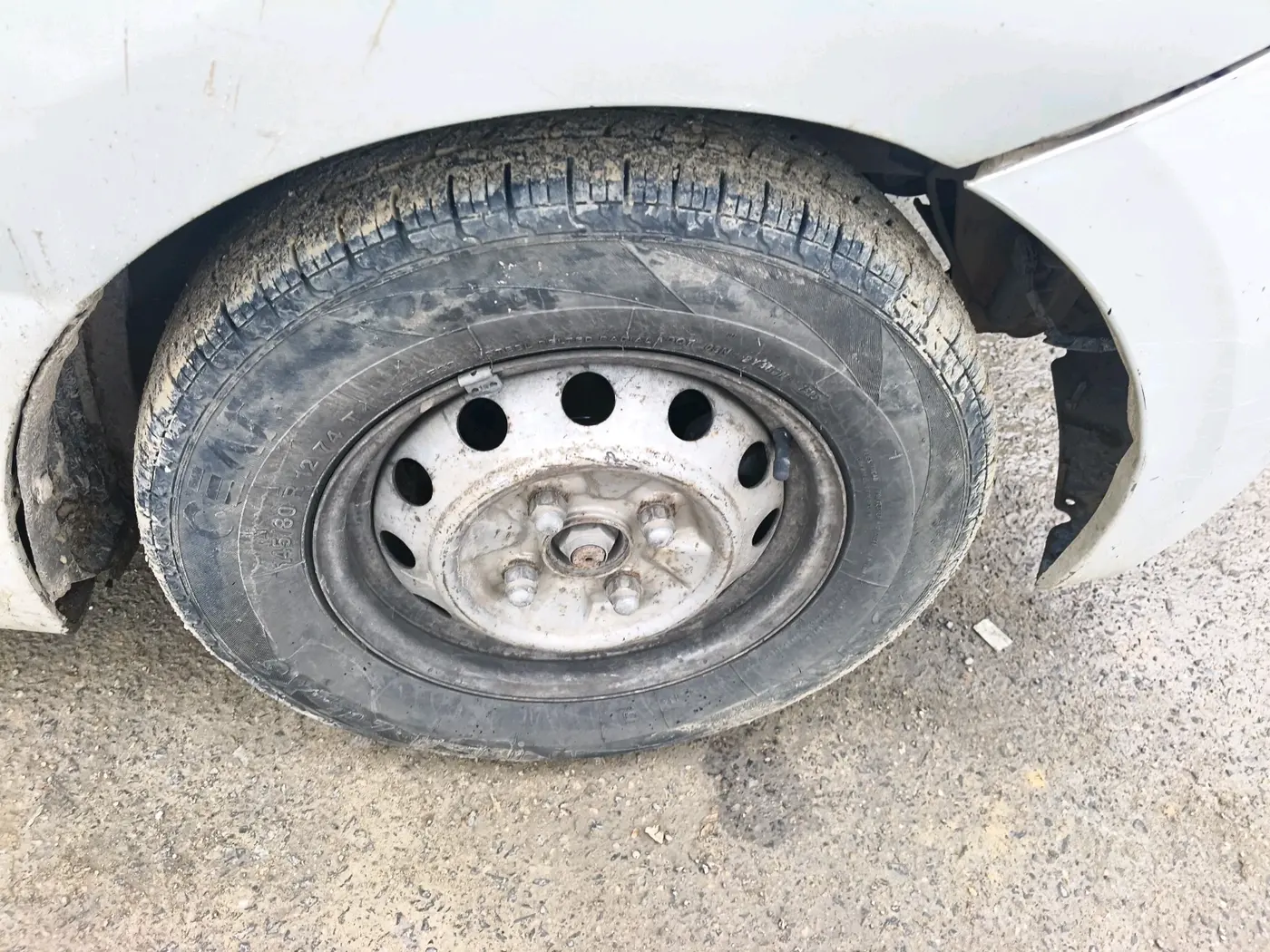 2011 Hyundai Eon ERA, CNG, Manual, 1,89,798 km, tyre