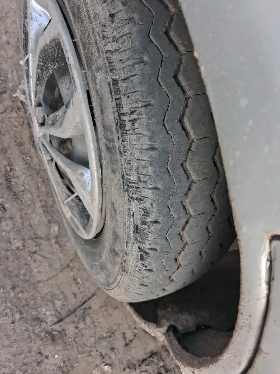2014 Maruti Eeco 5 STR CNG WITH HTR, CNG, Manual, 2,07,182 km, tyre
