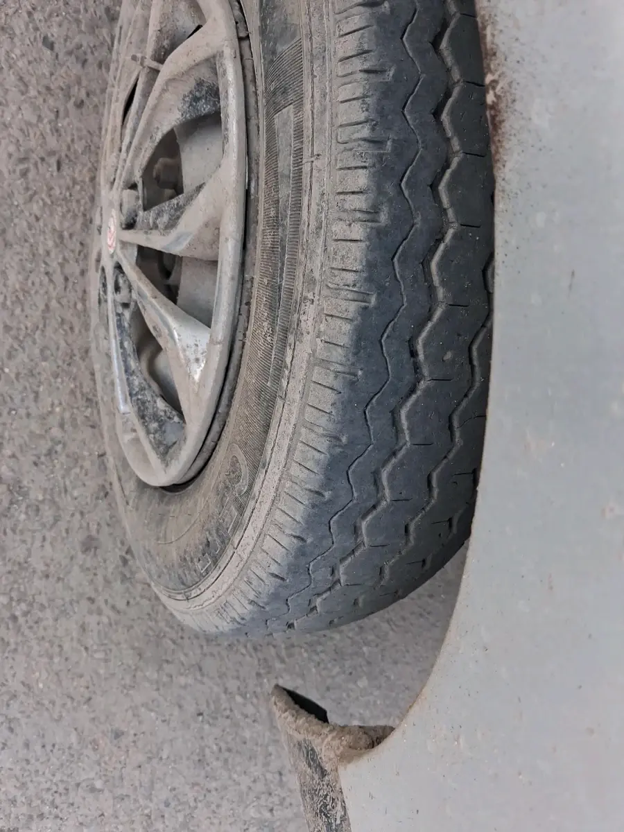 2014 Maruti Eeco 5 STR CNG WITH HTR, CNG, Manual, 2,07,182 km, tyre