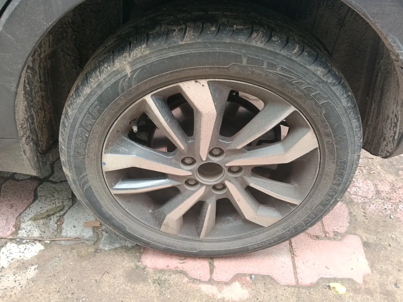2021 Mahindra XUV300 W8 (O) 1.5 DIESEL AMT, Diesel, Automatic, 94,153 km, tyre
