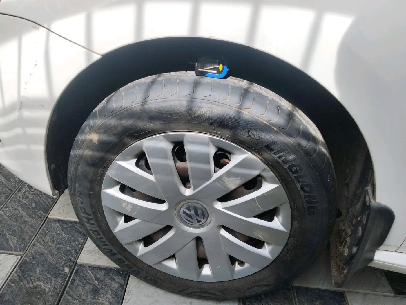 2017 Volkswagen Polo COMFORTLINE 1.2L, Petrol, Manual, 82,936 km, tyre