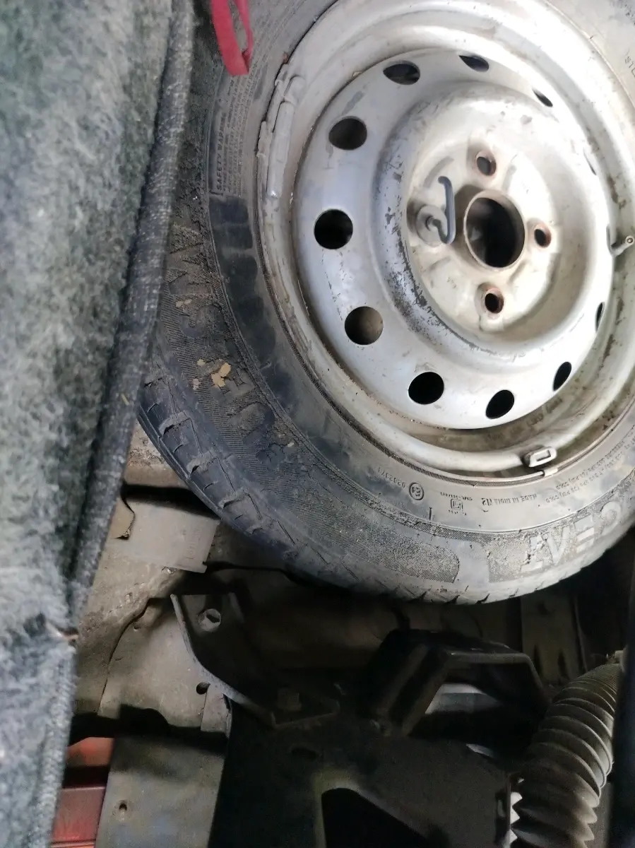 2011 Maruti Wagon R 1.0 LXI CNG, CNG, Manual, 1,21,825 km, tyre