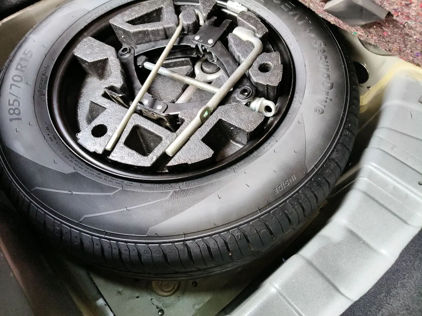 2022 Tata PUNCH ACCOMPLISHED MT, Petrol, Manual, 49,498 km, tyre