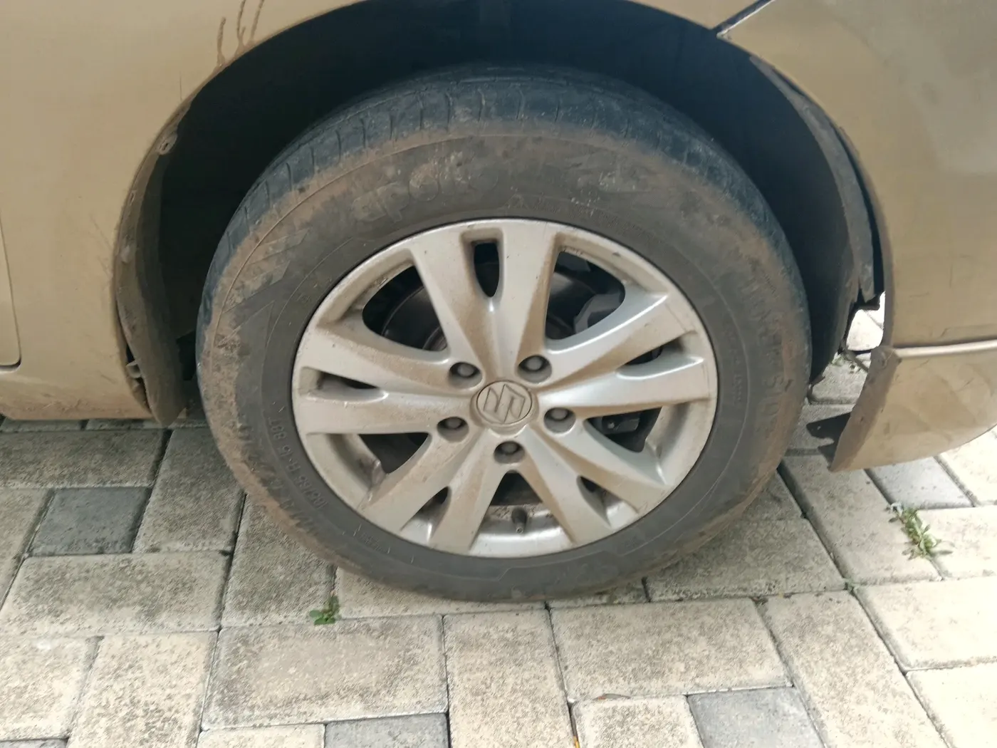 2016 Maruti Ertiga ZDI + SHVS, Diesel, Manual, 2,10,581 km, tyre