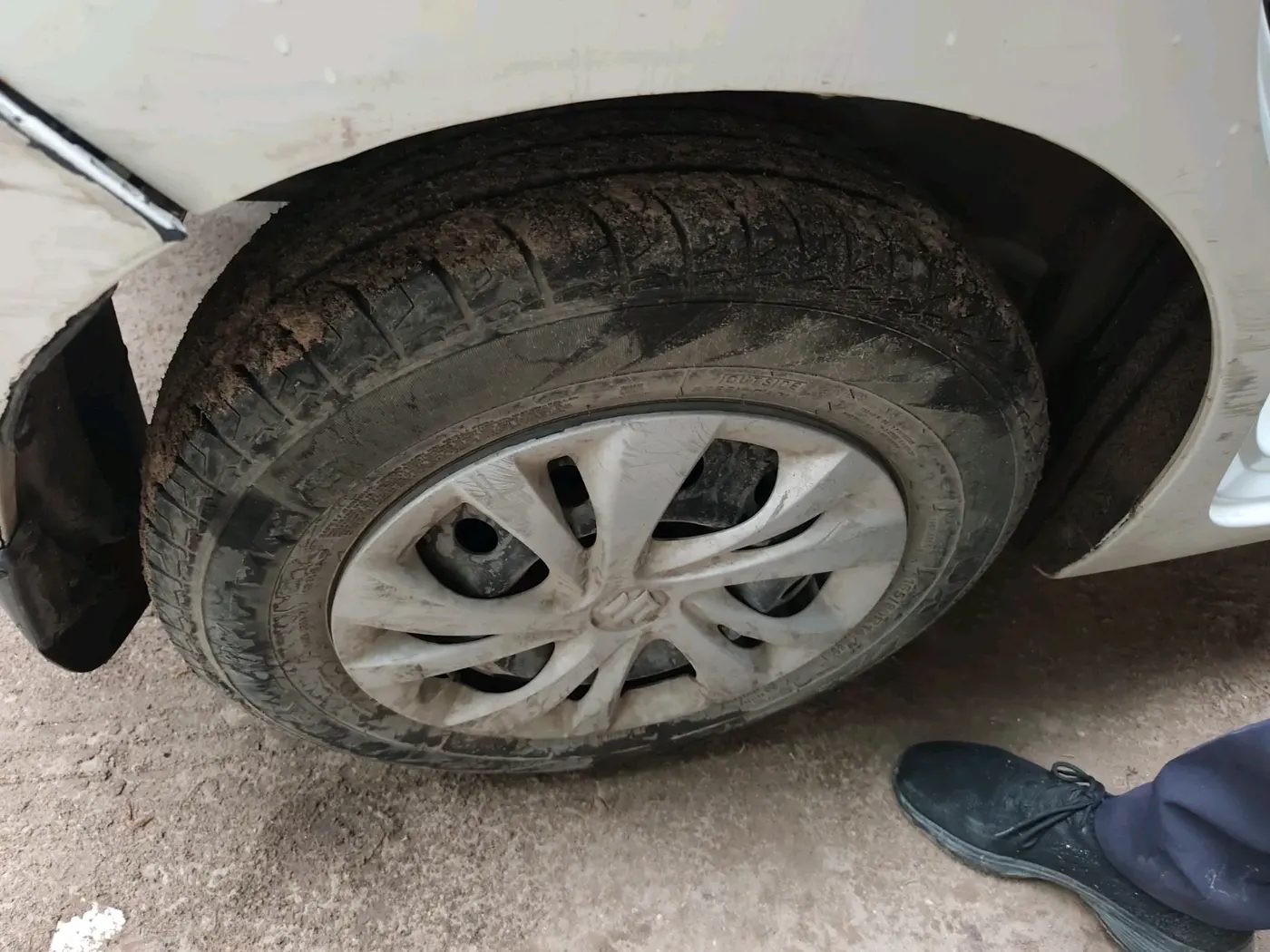 2023 Maruti Swift VXI, Petrol, Manual, 42,664 km, tyre