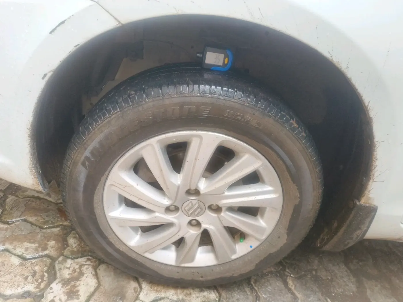 2016 Maruti Swift Dzire ZXI, CNG, Manual, 1,01,874 km, tyre