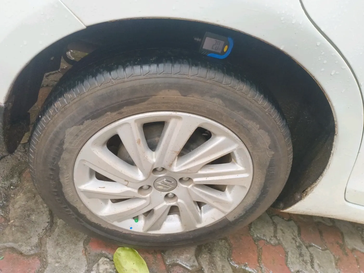 2016 Maruti Swift Dzire ZXI, CNG, Manual, 1,01,874 km, tyre