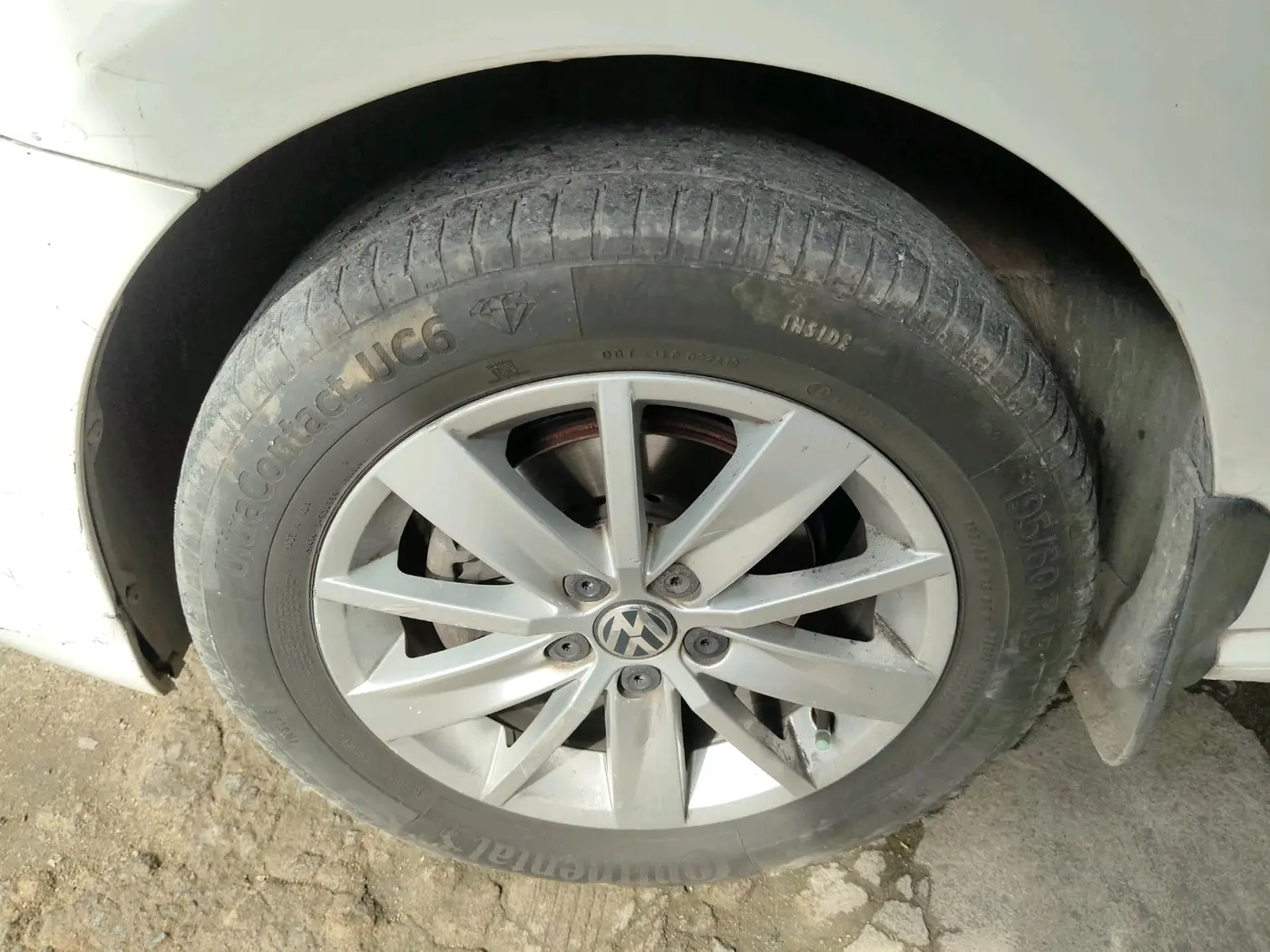 2015 Volkswagen Polo HIGHLINE1.5L, Diesel, Manual, 1,73,667 km, tyre