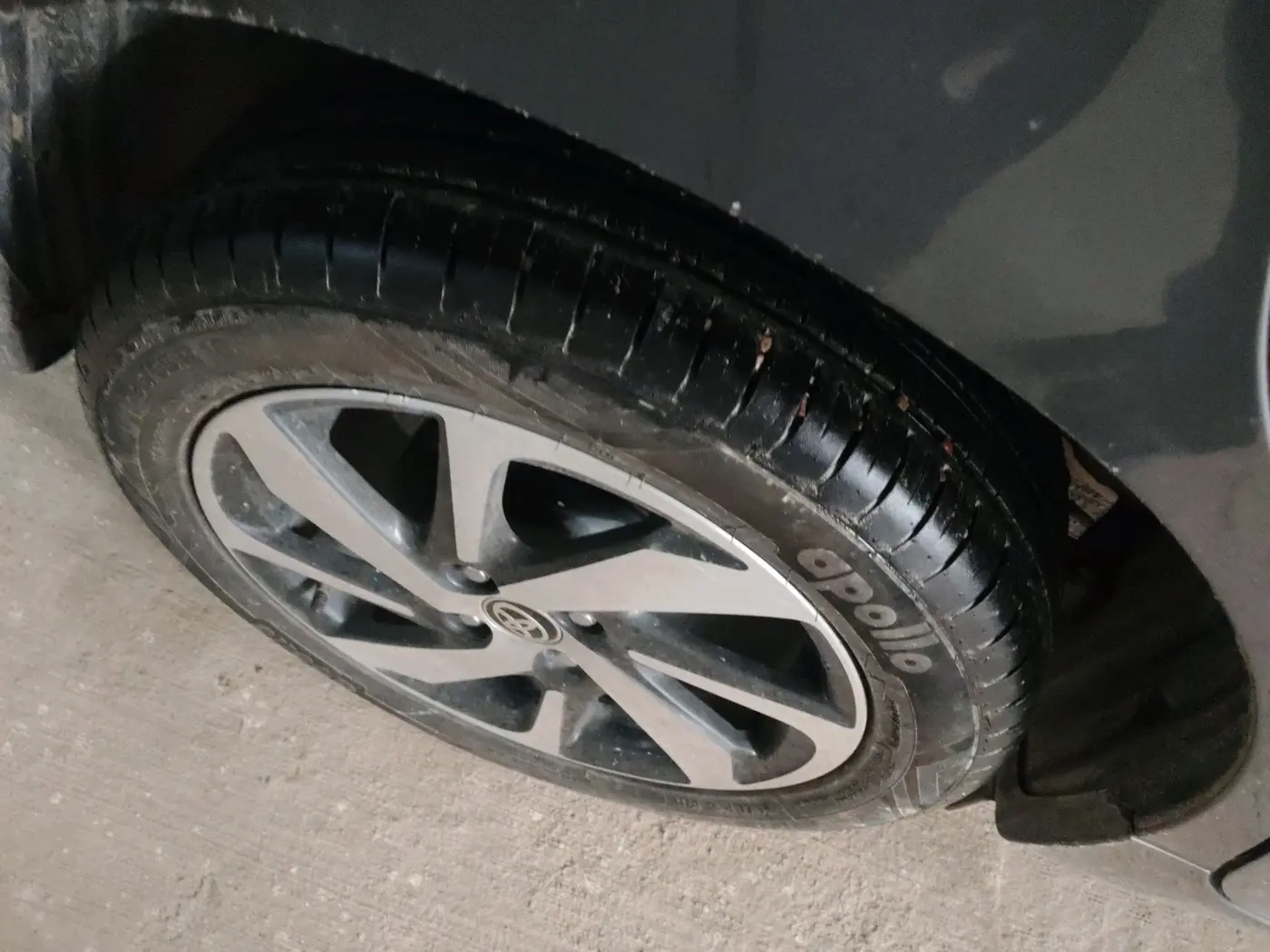 2024 Toyota Glanza V AMT, Petrol, Automatic, 22,169 km, tyre