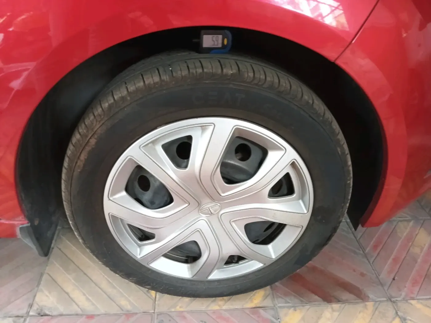 2021 Tata ALTROZ XM PLUS PETROL, Petrol, Manual, 16,227 km, tyre