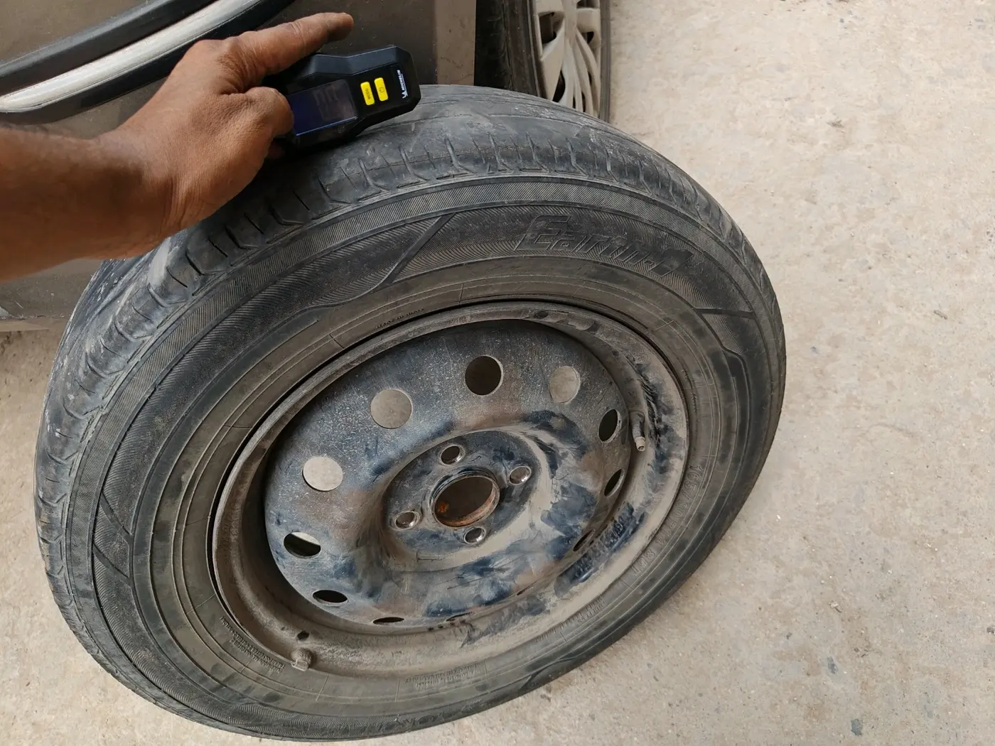 2018 Maruti Swift VXI, Petrol, Manual, 1,77,489 km, tyre