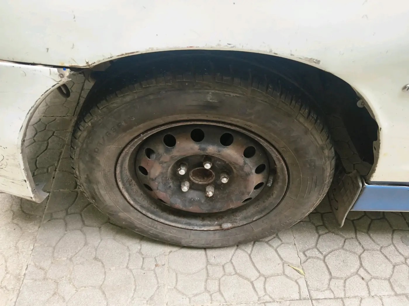 2014 Toyota Innova 2.5 GX 7 STR, Diesel, Manual, 2,29,610 km, tyre