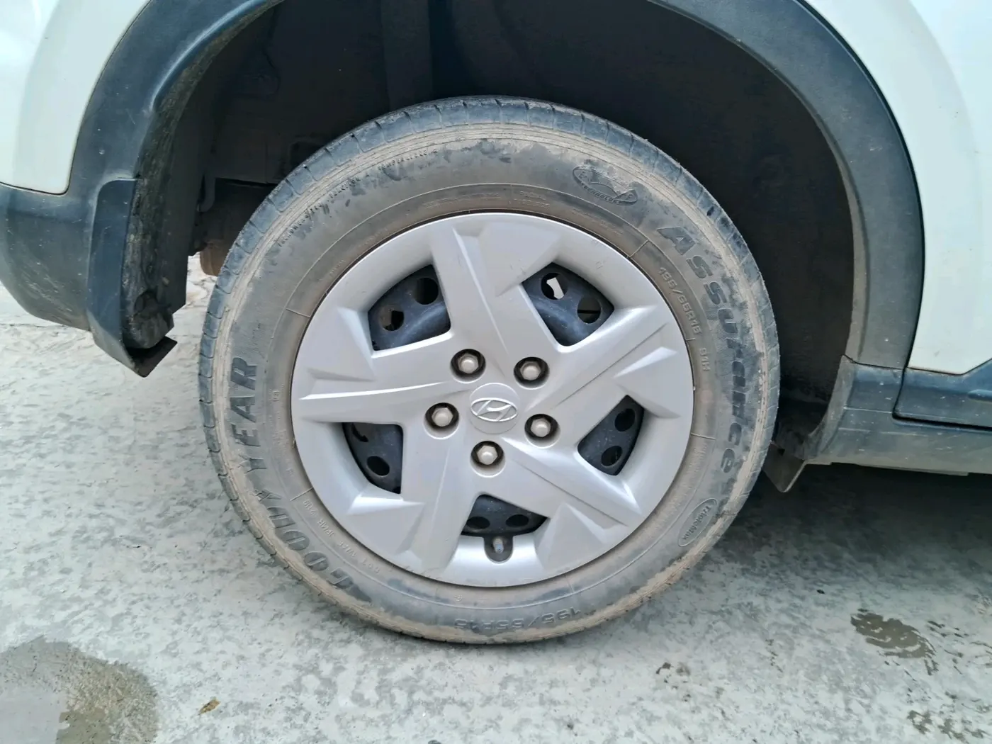 2019 Hyundai VENUE S 1.2, Petrol, Manual, 33,680 km, tyre