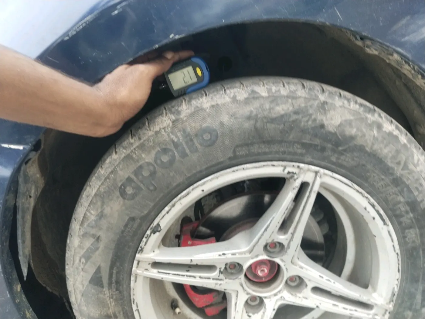 2017 Maruti Dzire VXI AMT, CNG, Automatic, 1,13,711 km, tyre