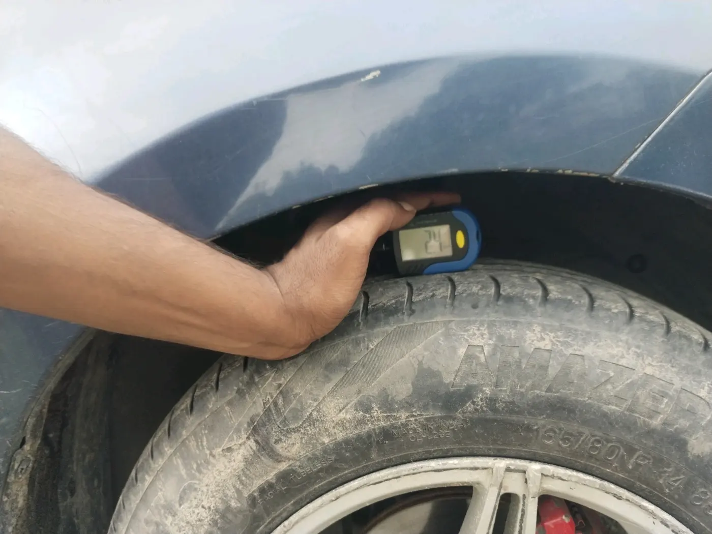 2017 Maruti Dzire VXI AMT, CNG, Automatic, 1,13,711 km, tyre