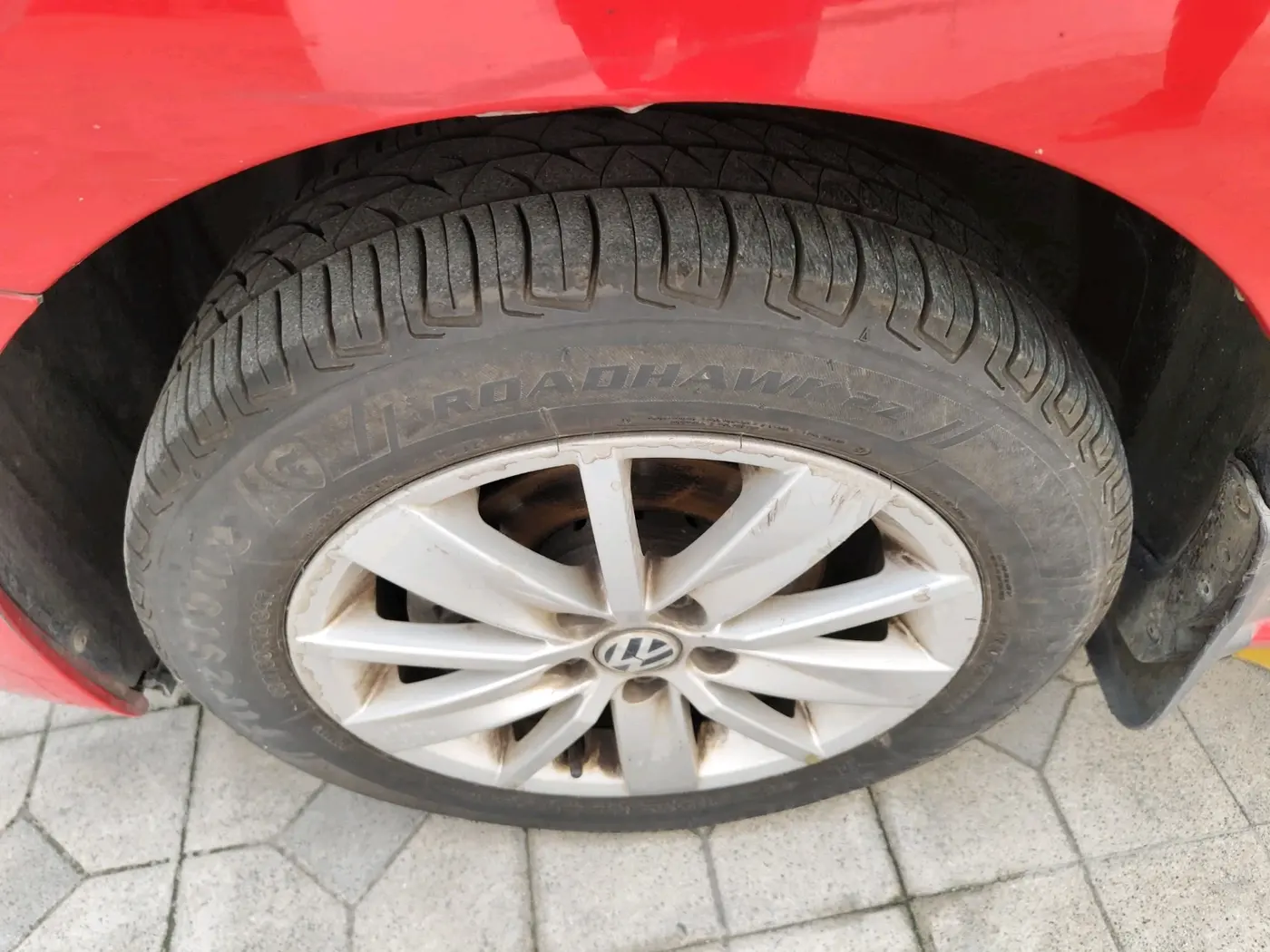 2014 Volkswagen Polo HIGHLINE1.2L, Petrol, Manual, 1,35,365 km, tyre
