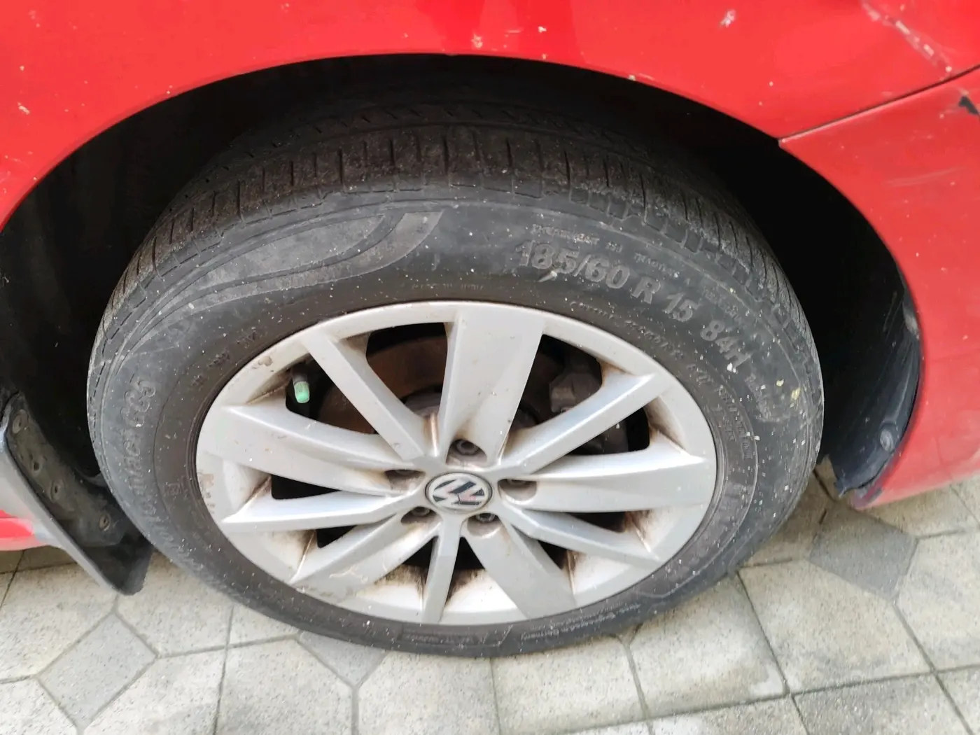 2014 Volkswagen Polo HIGHLINE1.2L, Petrol, Manual, 1,35,365 km, tyre