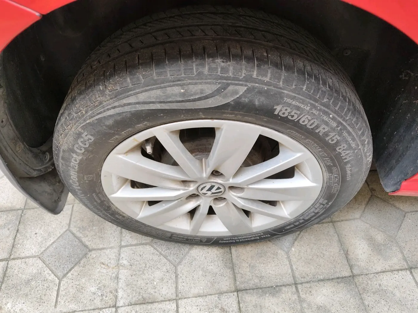 2014 Volkswagen Polo HIGHLINE1.2L, Petrol, Manual, 1,35,365 km, tyre