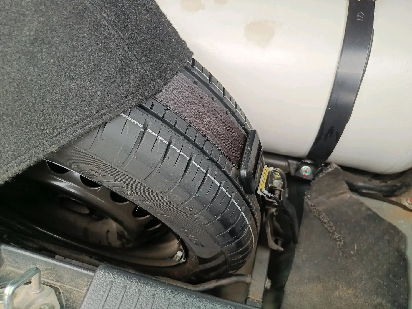 2023 Maruti Baleno DELTA CNG 1.2L, CNG, Manual, 71,742 km, tyre