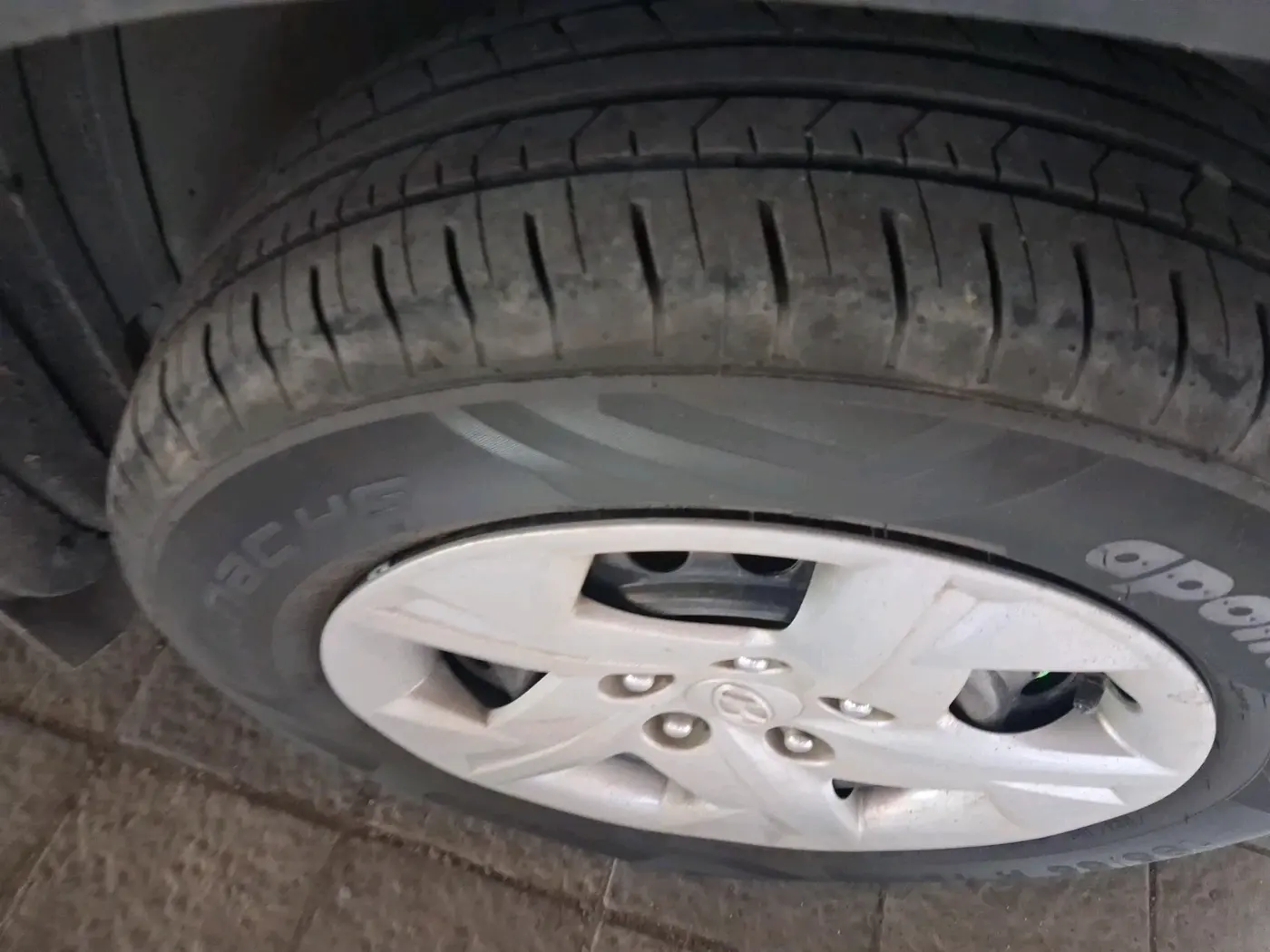 2021 Hyundai VENUE S+ 1.2, Petrol, Manual, 21,964 km, tyre