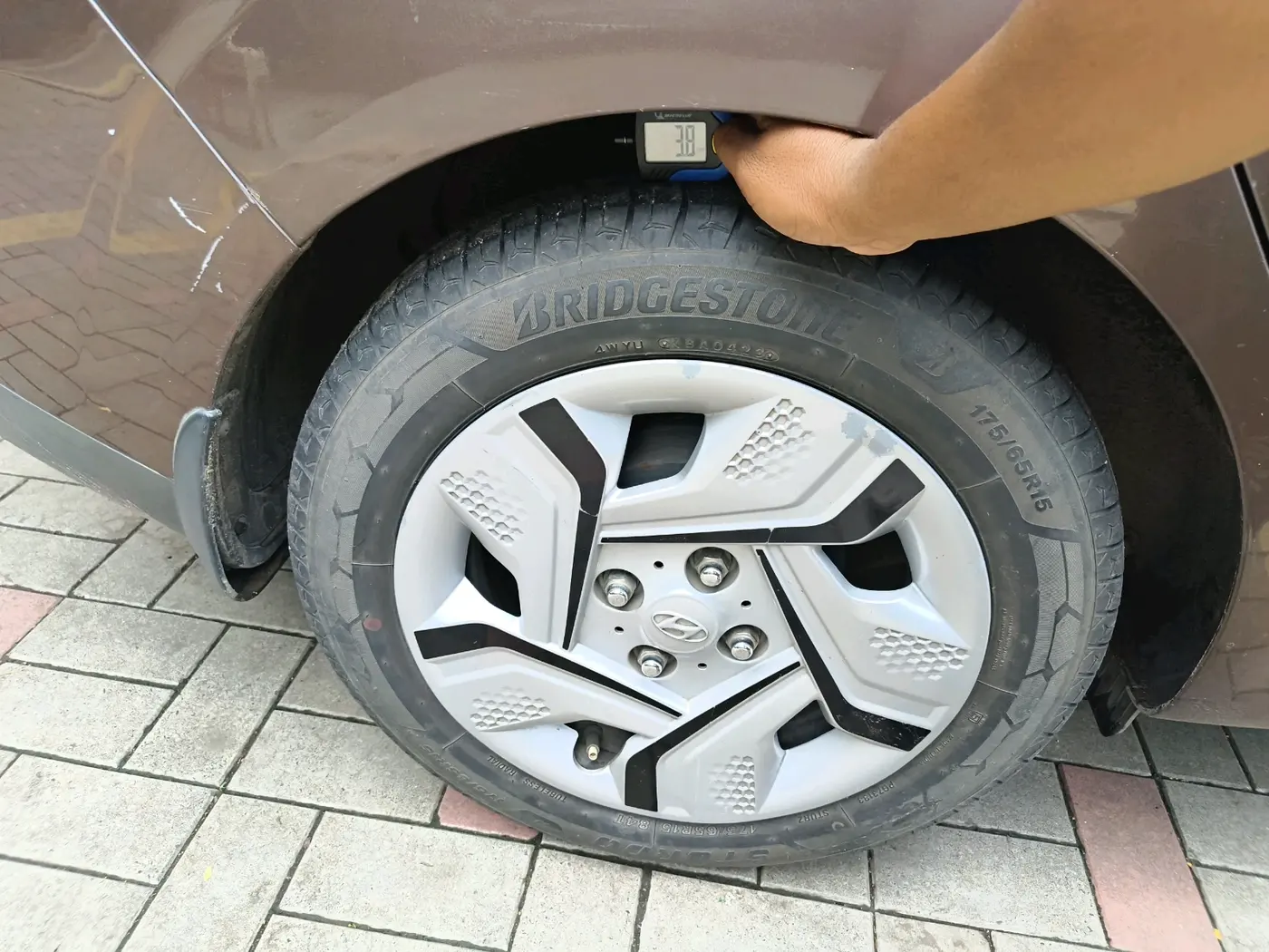 2020 Hyundai AURA S 1.2 AMT, Petrol, Automatic, 1,05,784 km, tyre
