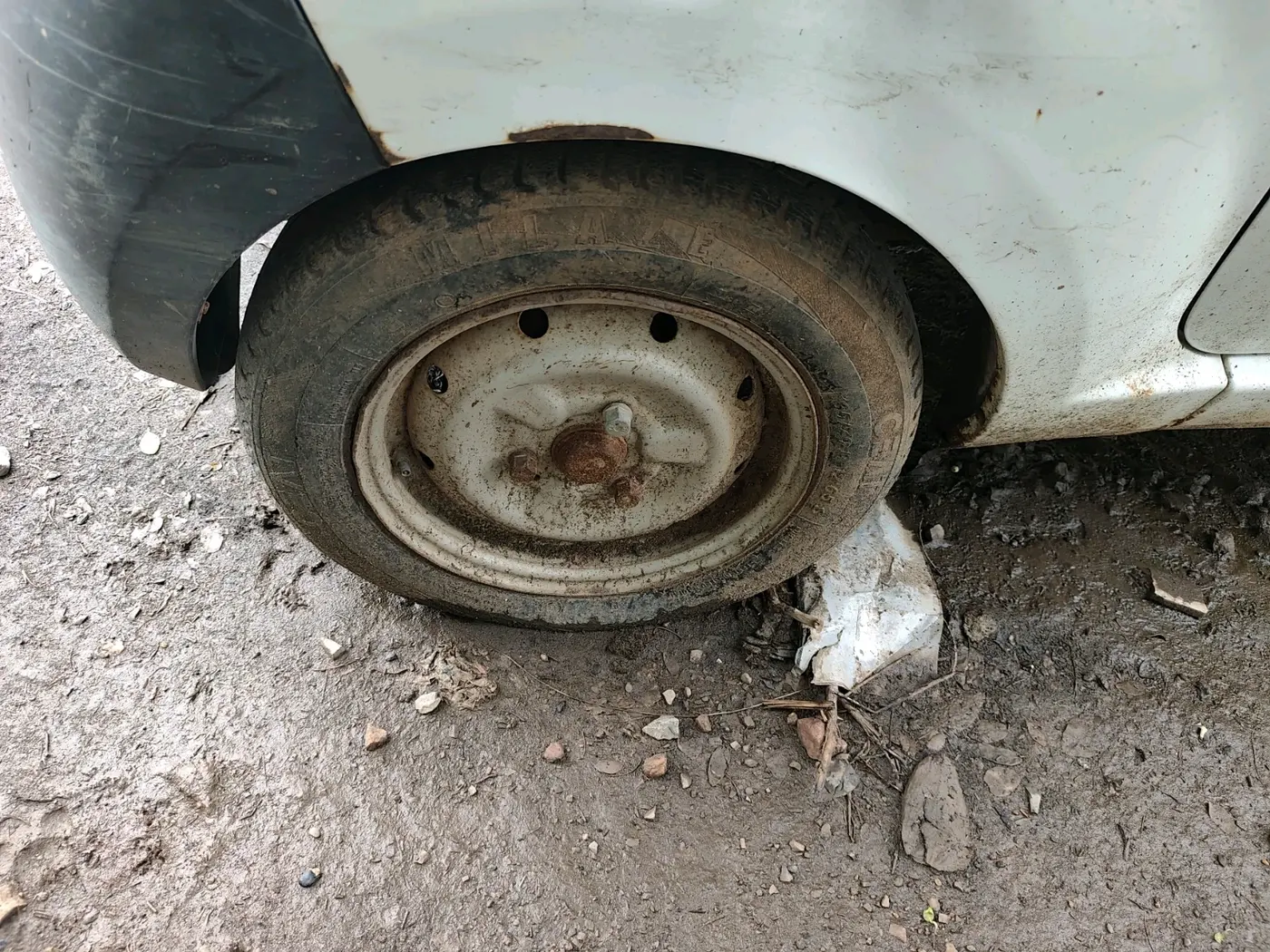 2012 Tata Nano LX, CNG, Manual, 1,00,000 km, tyre