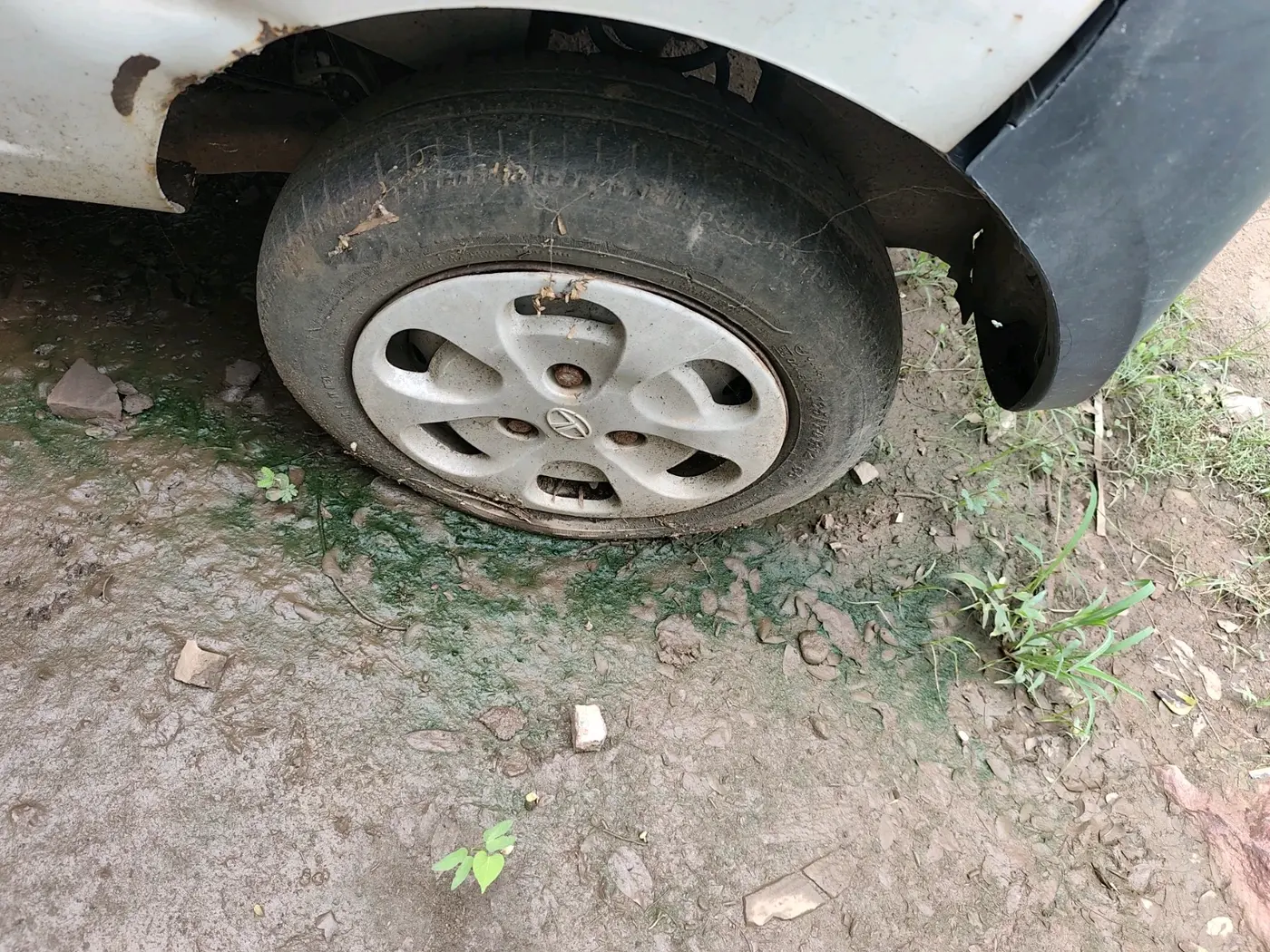 2012 Tata Nano LX, CNG, Manual, 1,00,000 km, tyre