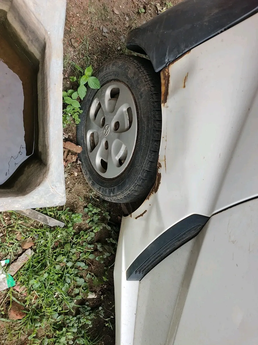 2012 Tata Nano LX, CNG, Manual, 1,00,000 km, tyre