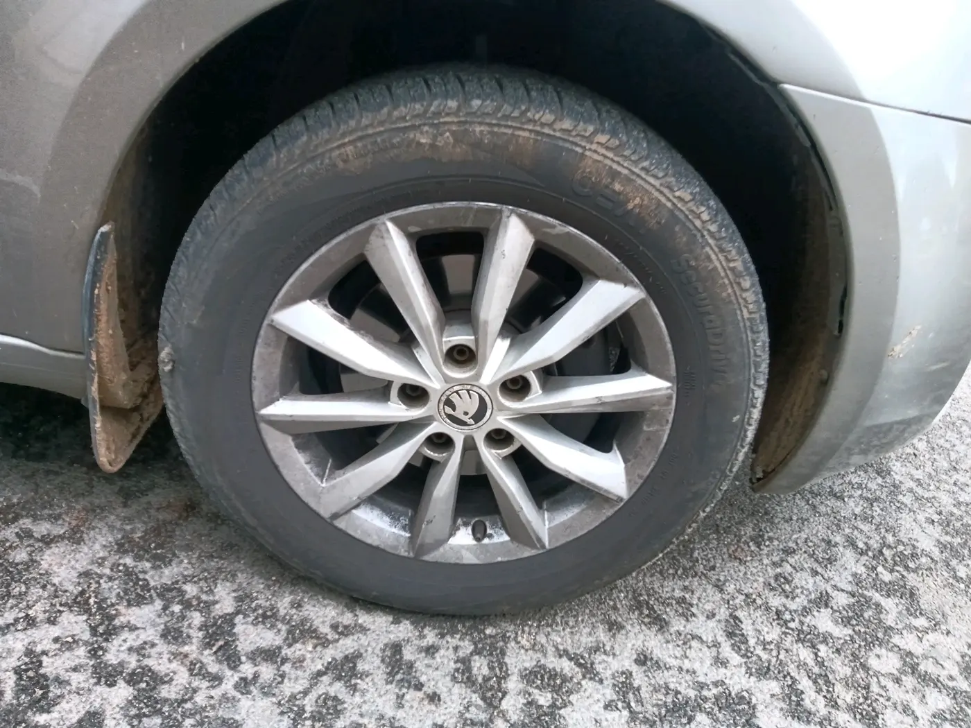 2015 Skoda Octavia ELEGANCE 2.0 TDI AT, Diesel, Automatic, 1,53,372 km, tyre