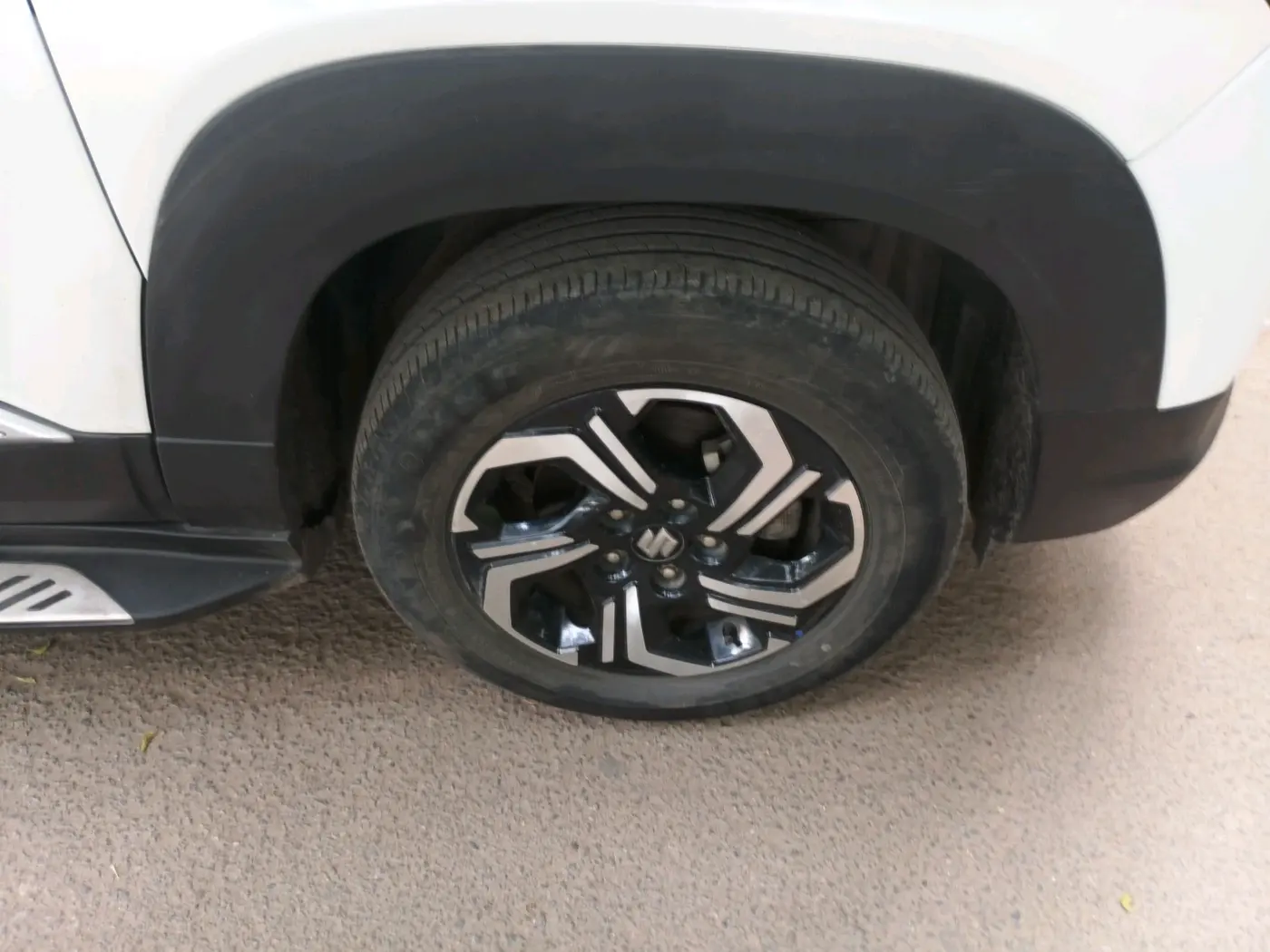 2023 Maruti BREZZA ZXI + AT SMART HYBRID, Petrol, Automatic, 35,366 km, tyre