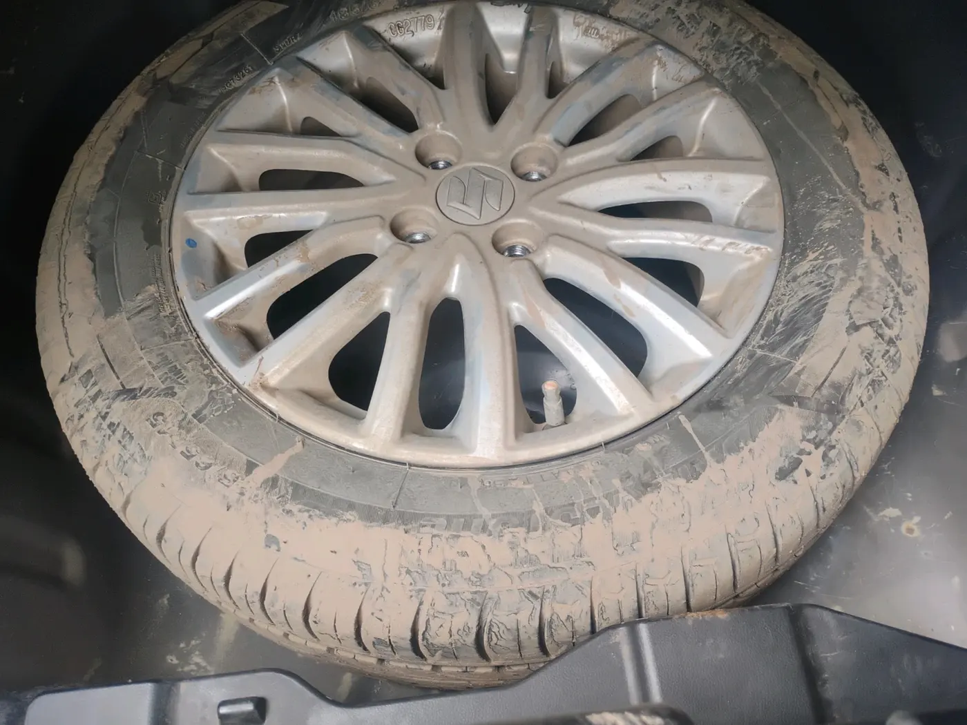 2019 Maruti Dzire ZXI, Petrol, Manual, 1,25,479 km, tyre