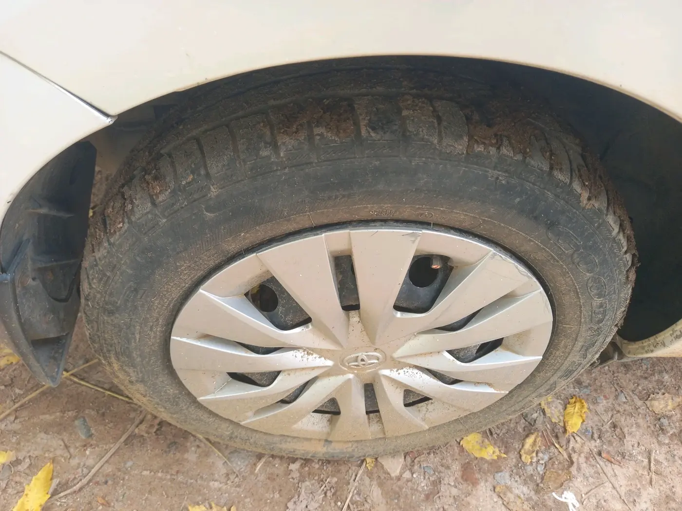 2018 Toyota YARIS G CVT, Petrol, Automatic, 1,02,983 km, tyre