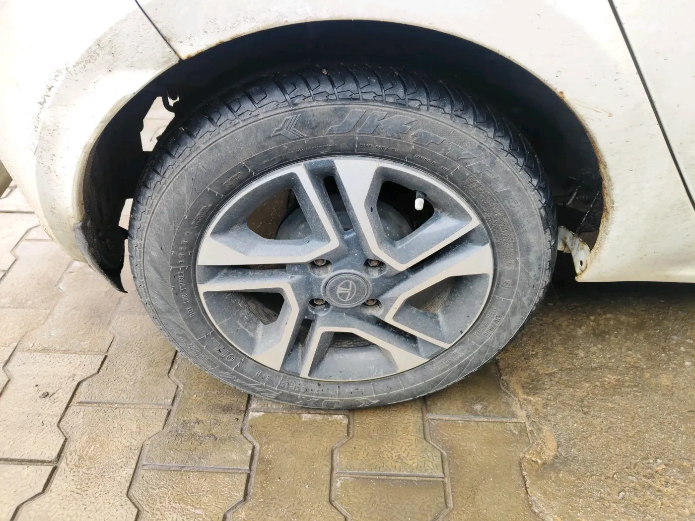 2021 Tata Tiago XZA PLUS PETROL, Petrol, Automatic, 67,573 km, tyre