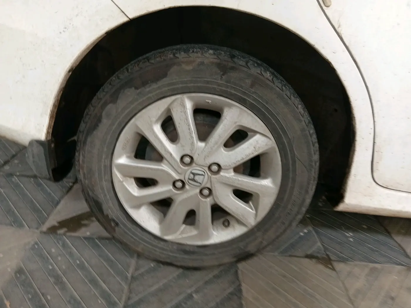 2014 Honda Mobilio 1.5L I-DTEC V, Diesel, Manual, 1,92,727 km, tyre
