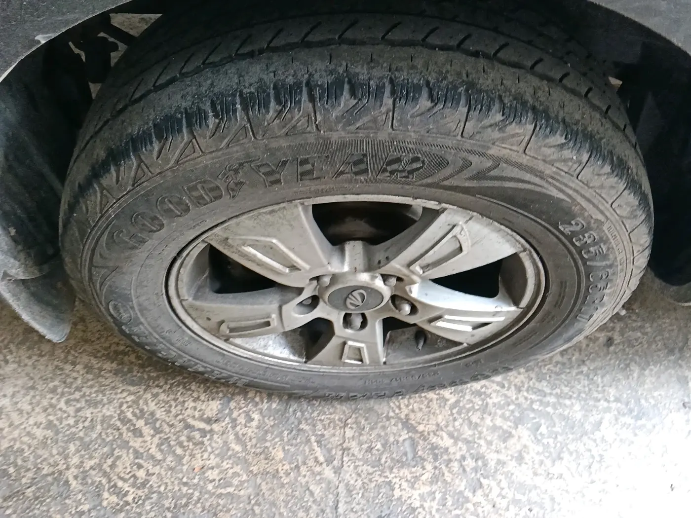 2011 Mahindra XUV500 W4, Diesel, Manual, 1,39,713 km, tyre