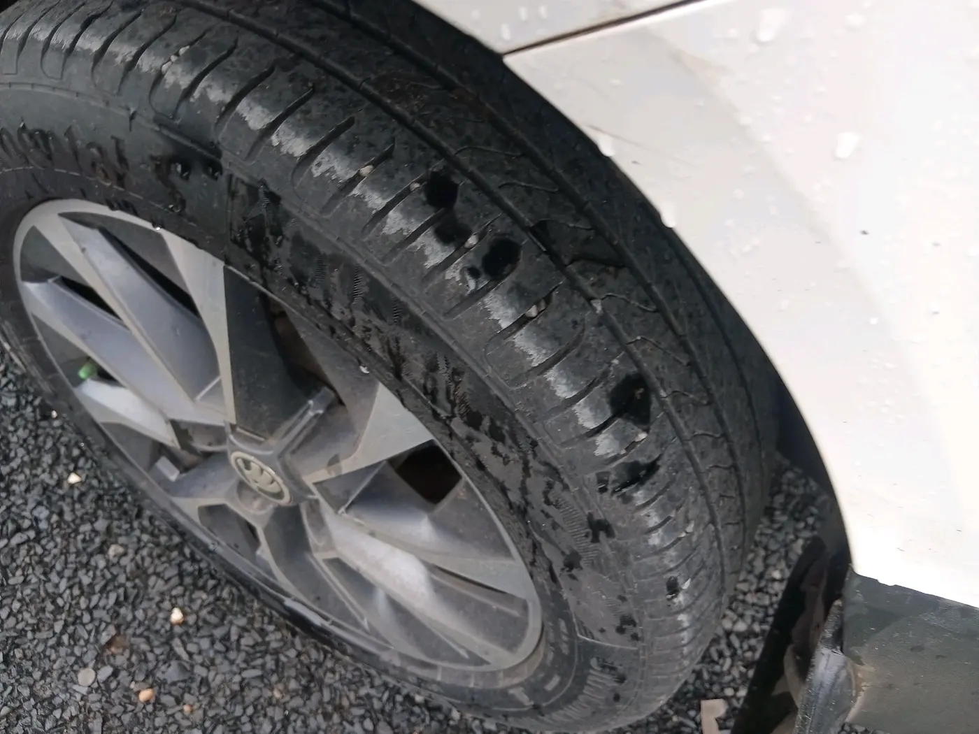 2020 Skoda Karoq STYLE 1.5 TSI AT, Petrol, Automatic, 1,01,297 km, tyre