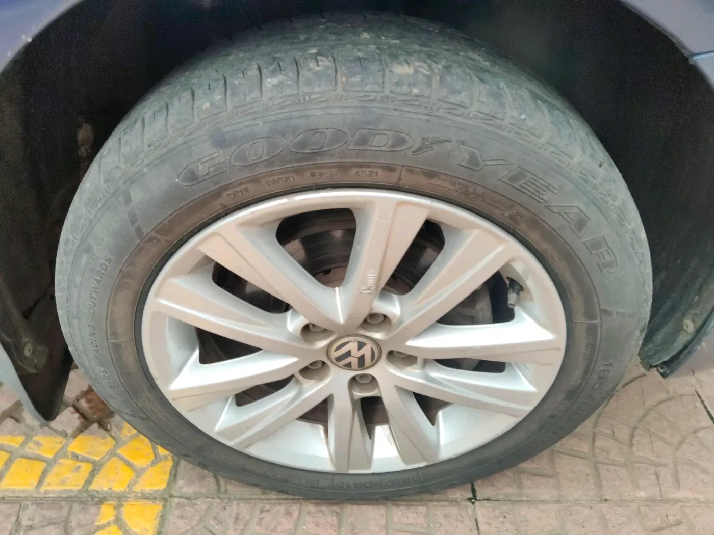 2013 Volkswagen Polo HIGHLINE1.2L, Petrol, Manual, 57,232 km, tyre