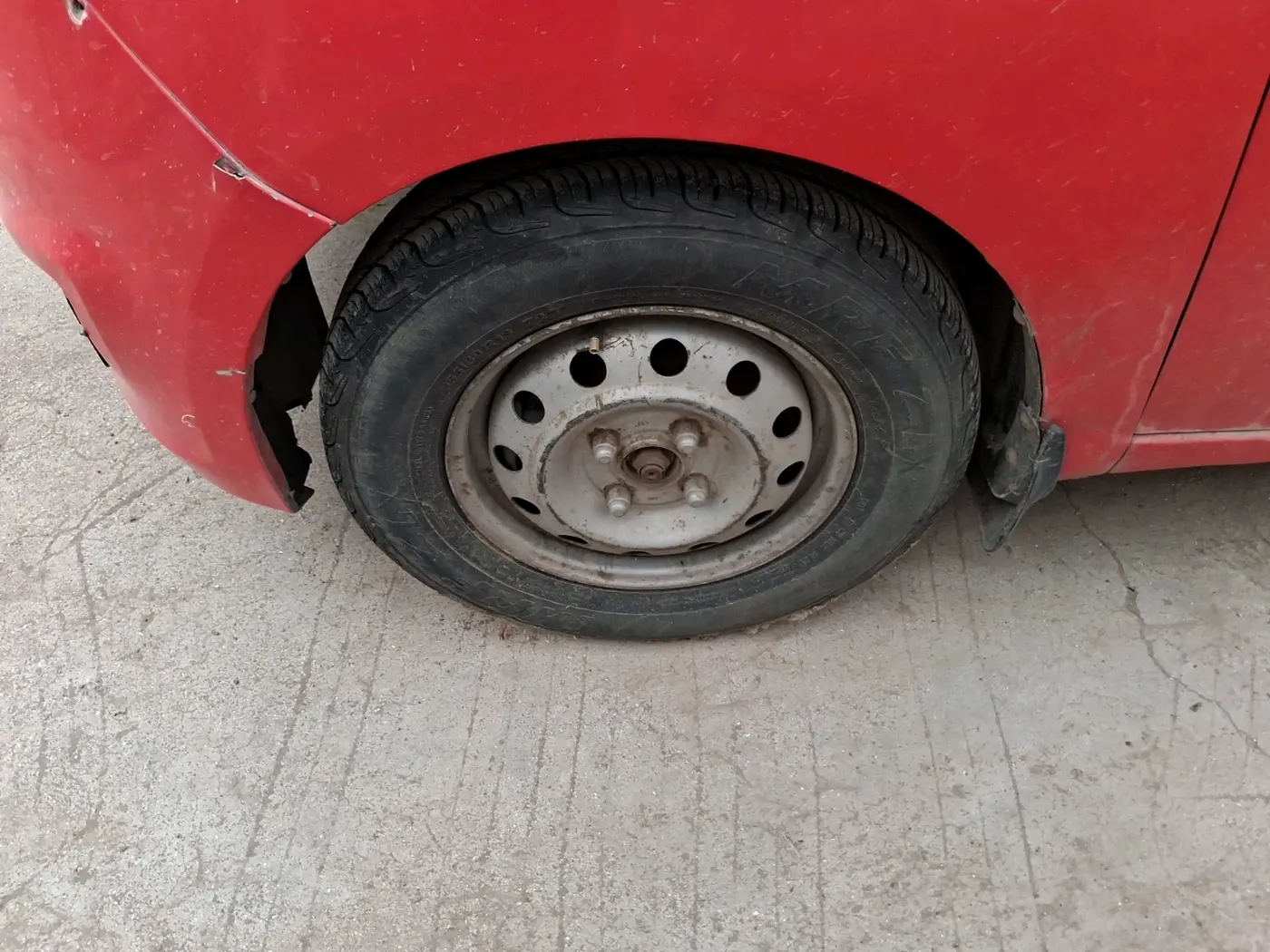 2011 Hyundai i10 ERA 1.1, Petrol, Manual, 1,28,664 km, tyre