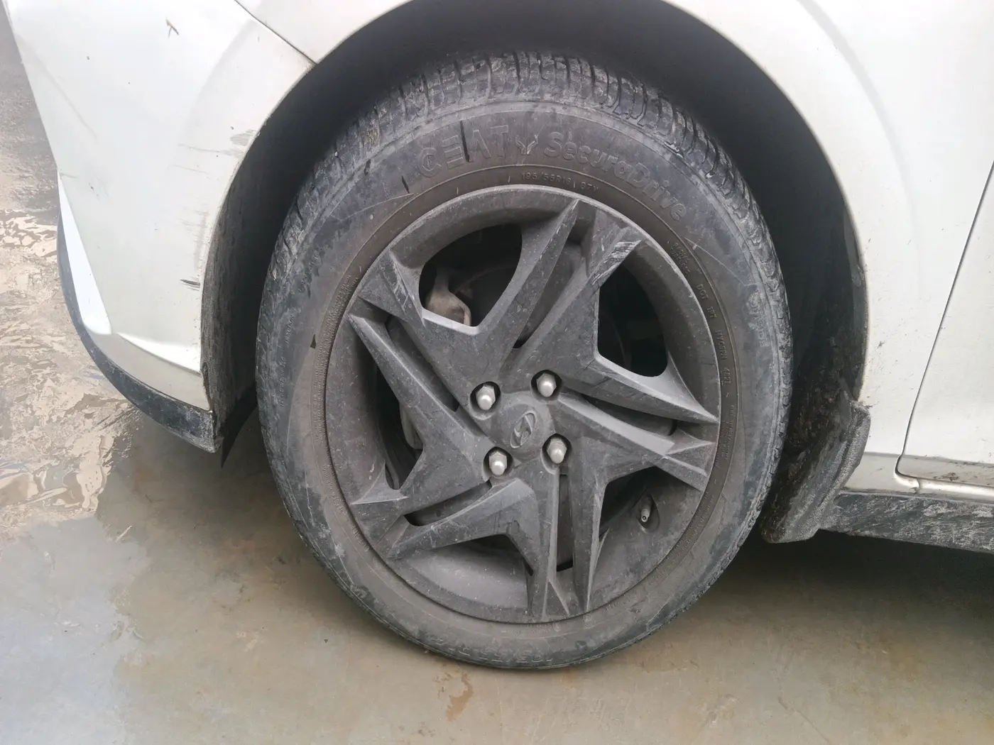2021 Hyundai NEW I20 SPORTZ 1.2 AT, Petrol, Automatic, 52,614 km, tyre