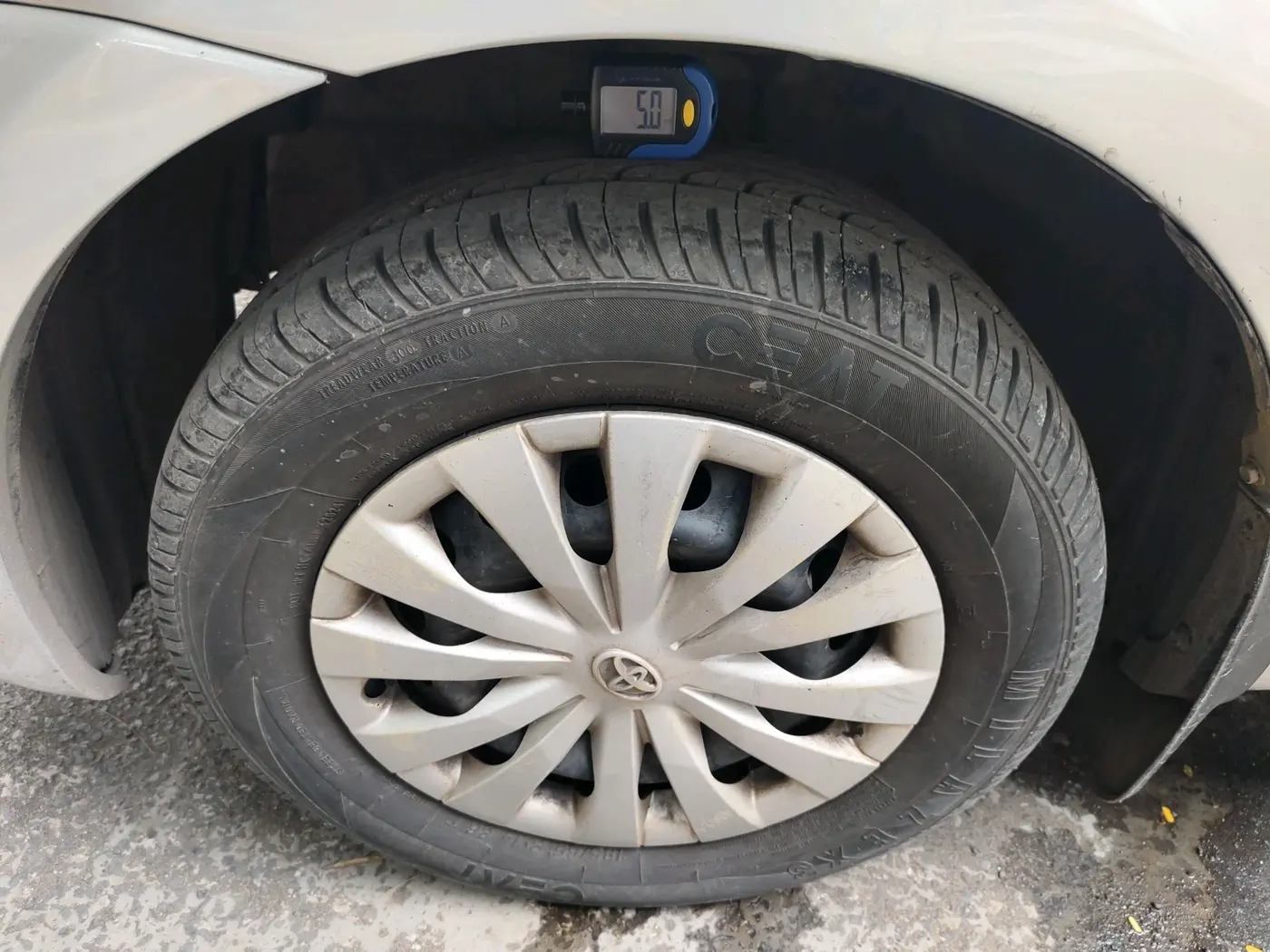 2011 Toyota Etios G, CNG, Manual, 1,64,812 km, tyre