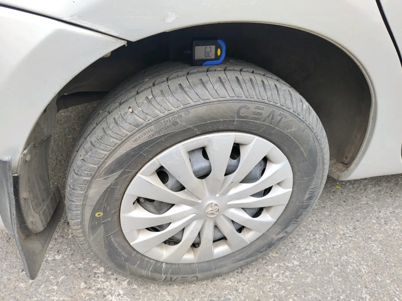2011 Toyota Etios G, CNG, Manual, 1,64,812 km, tyre