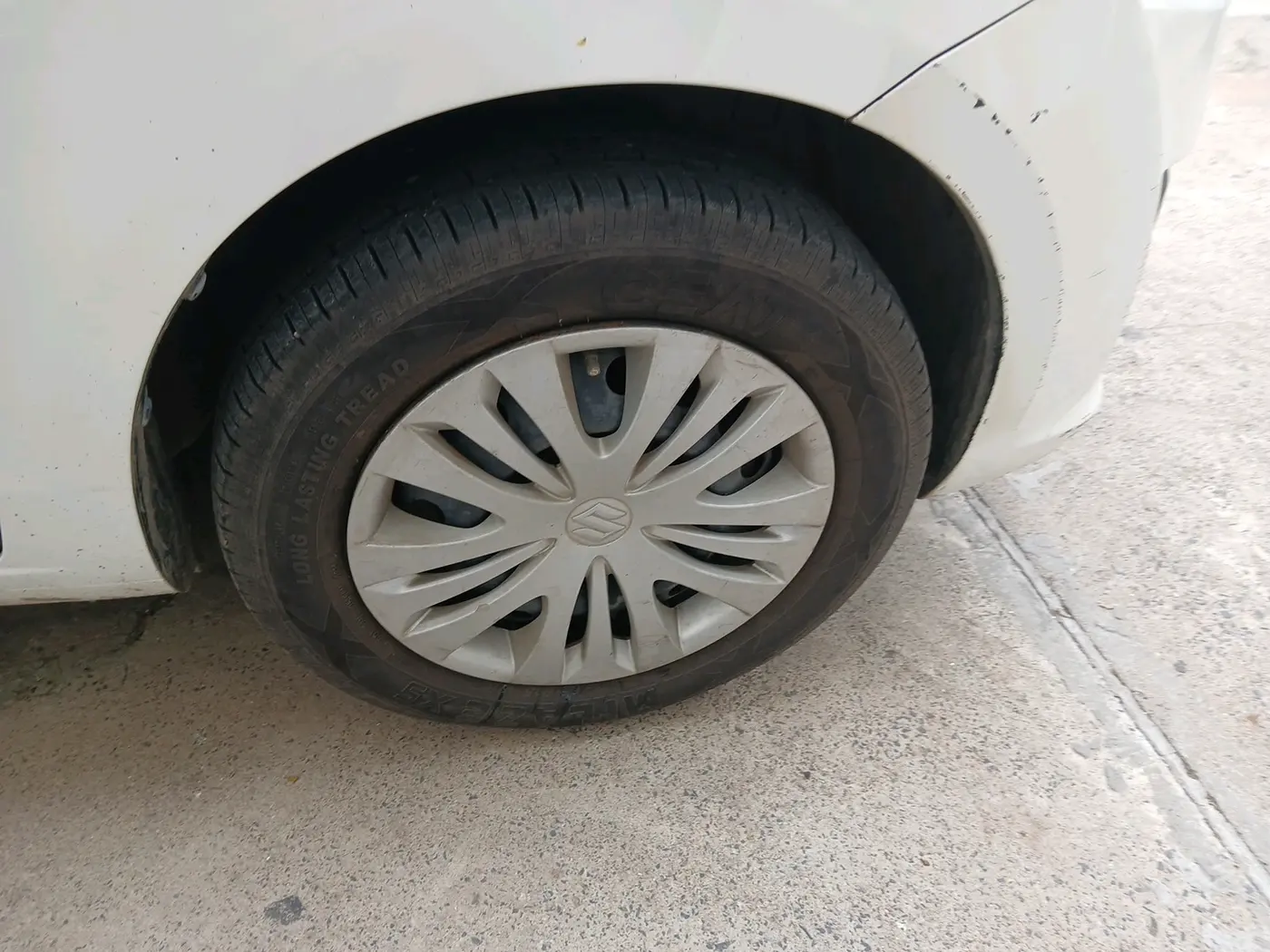 2013 Maruti Ertiga VXI CNG, CNG, Manual, 1,18,619 km, tyre