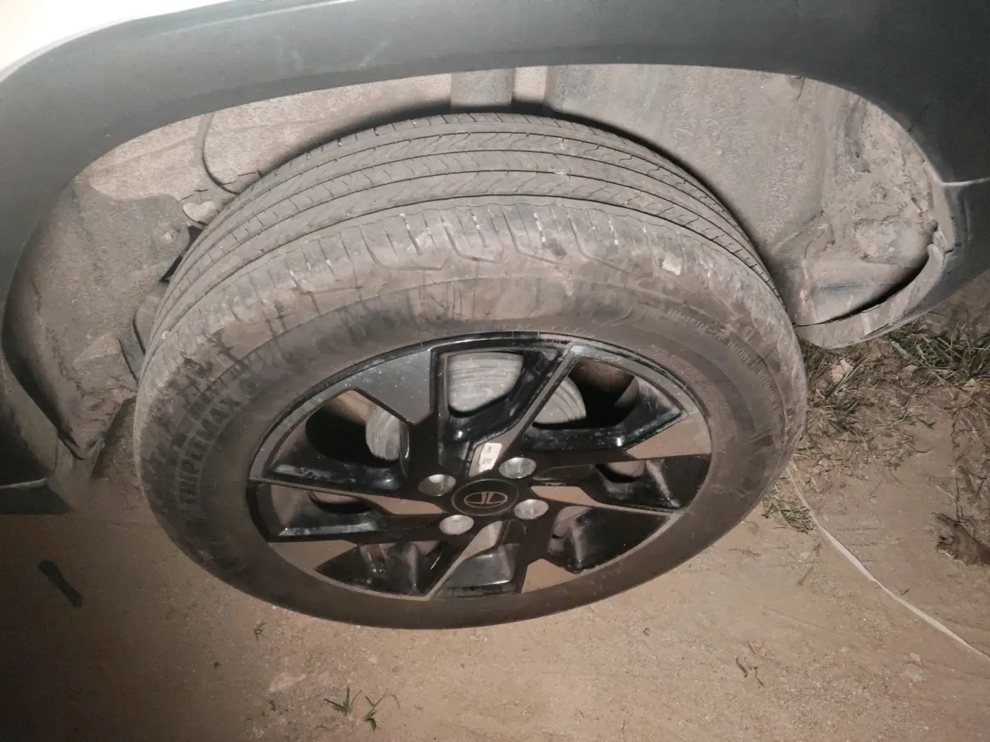 2025 Tata PUNCH Creative Plus AMT, Petrol, Automatic, 16,916 km, tyre