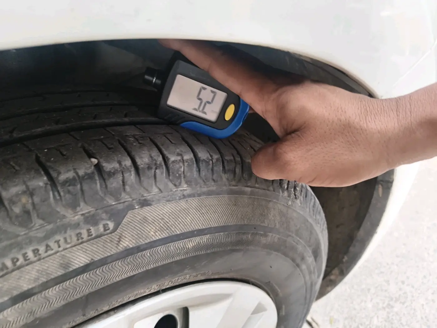 2017 Maruti Dzire LXI, Petrol, Manual, 21,640 km, tyre