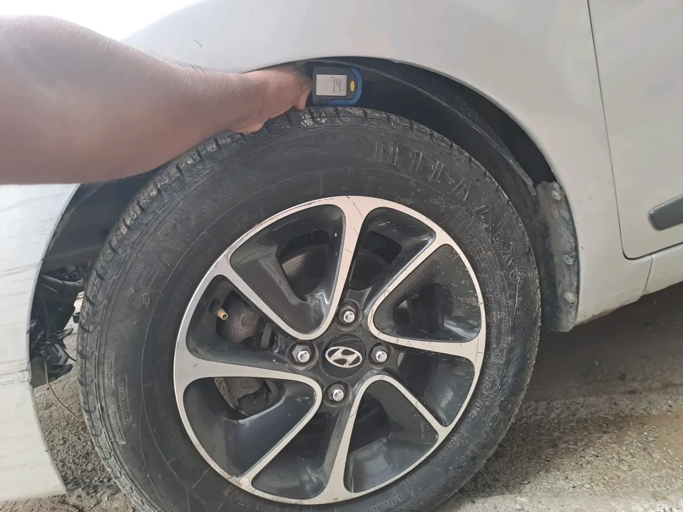2017 Hyundai Grand i10 SPORTZ (O) AT 1.2 KAPPA VTVT, CNG, Automatic, 1,17,642 km, tyre