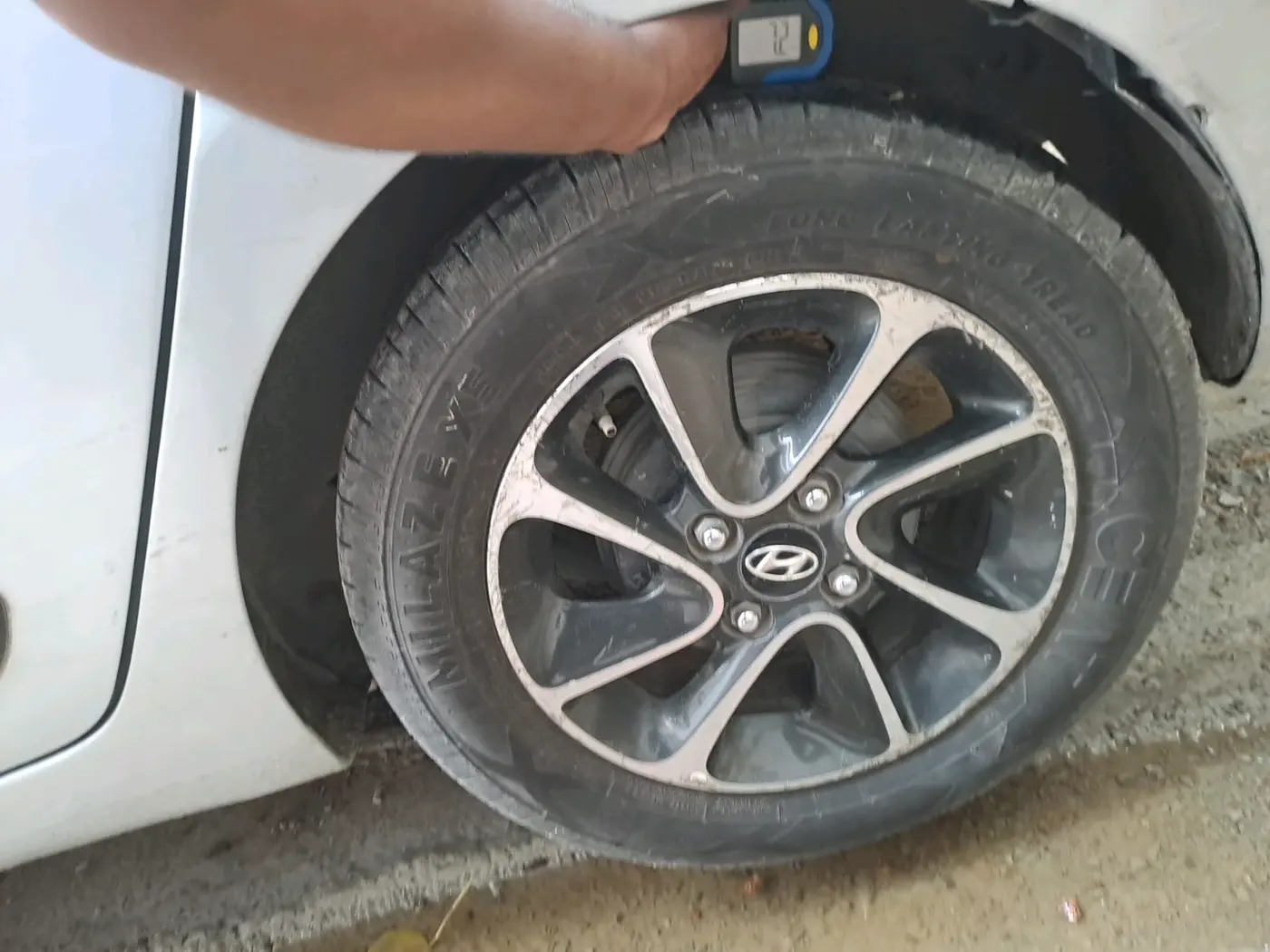 2017 Hyundai Grand i10 SPORTZ (O) AT 1.2 KAPPA VTVT, CNG, Automatic, 1,17,642 km, tyre